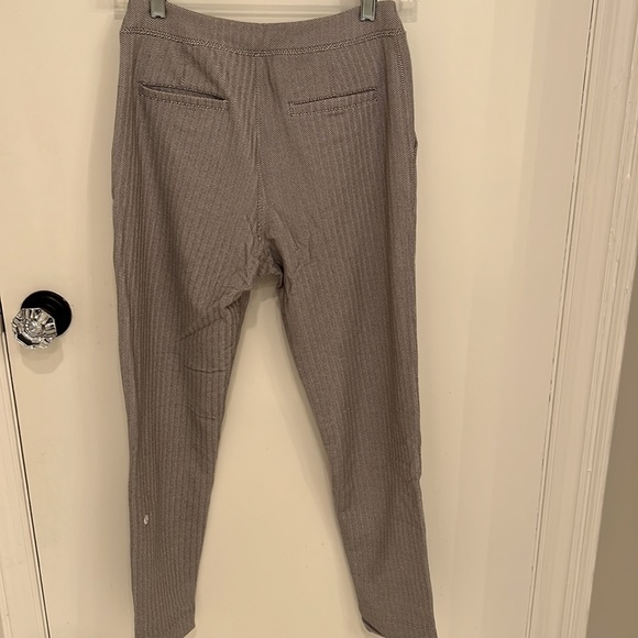 Lulu Lemon gray/white jogger - Picture 4 of 5